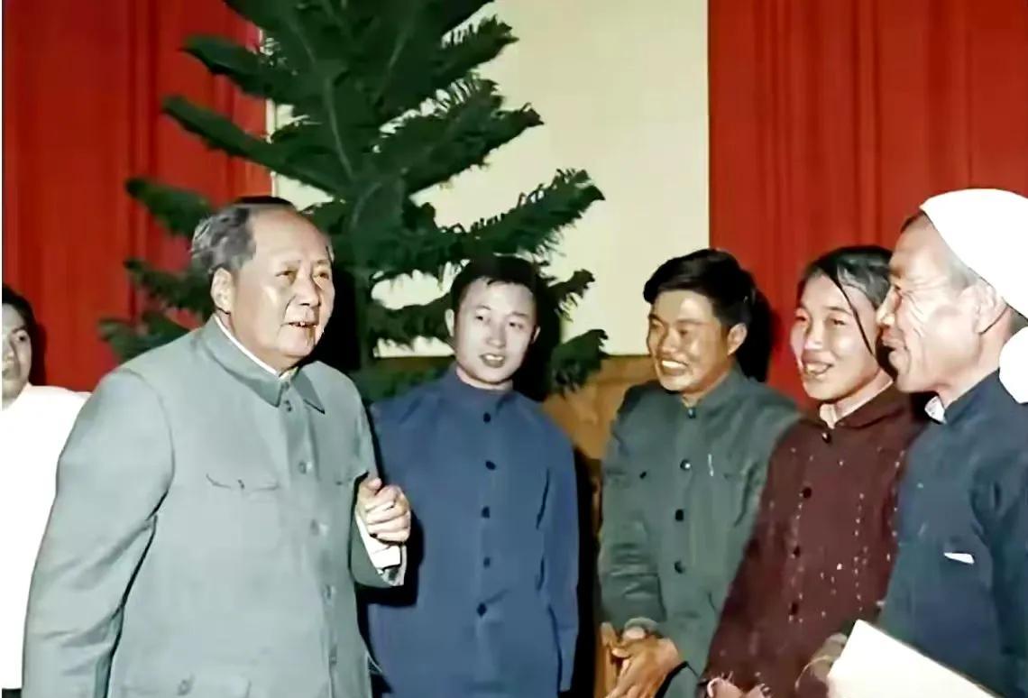 1964年12月26日，主席亲切接见劳模陈永贵、邢燕子、董加耕，并一起过生日。