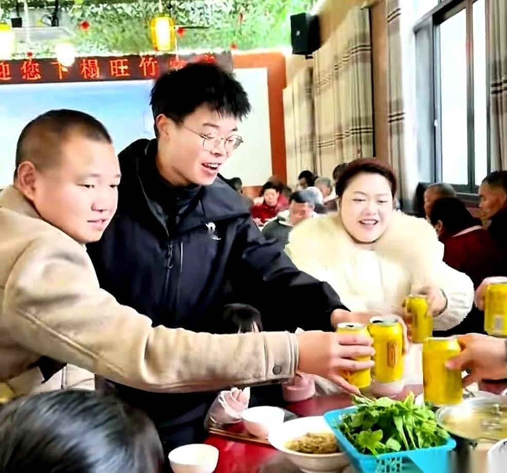 最骚的操作来了。农村四哥家摆了那么大一桌团年饭，结果，他自己的镜头是关着的。