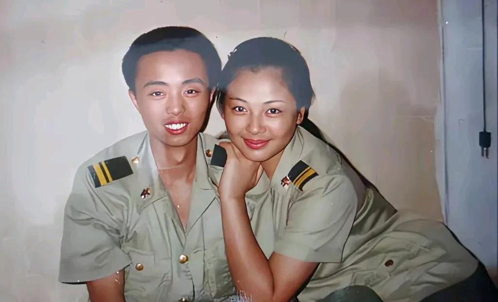 1994年，16岁刘涛的青涩留影，镜头下的她纯真清秀，靓丽可人。靠在战友肩头，尽