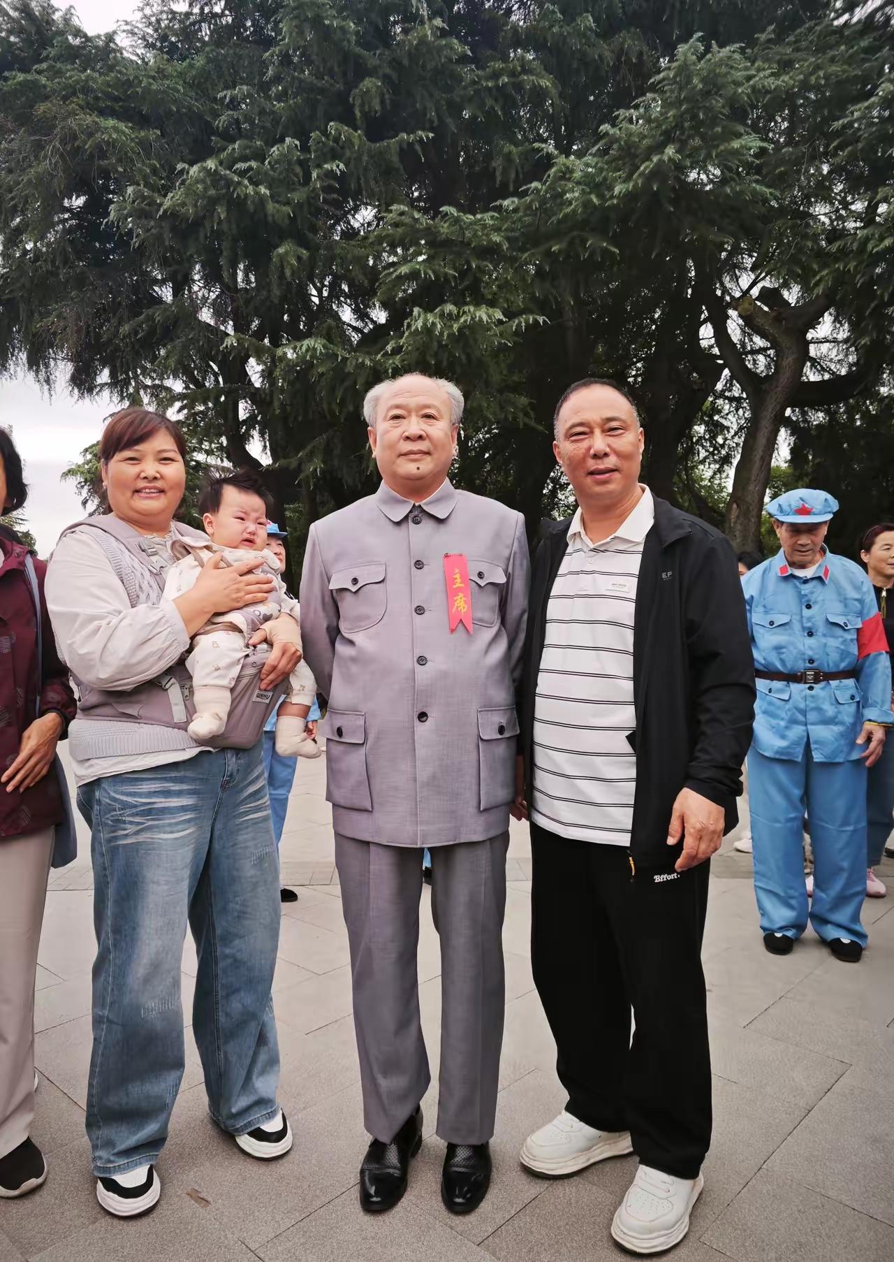 这是2026年10月1日，南阳人民公园，游客和毛主席扮演者、特型演员陈建华的合影