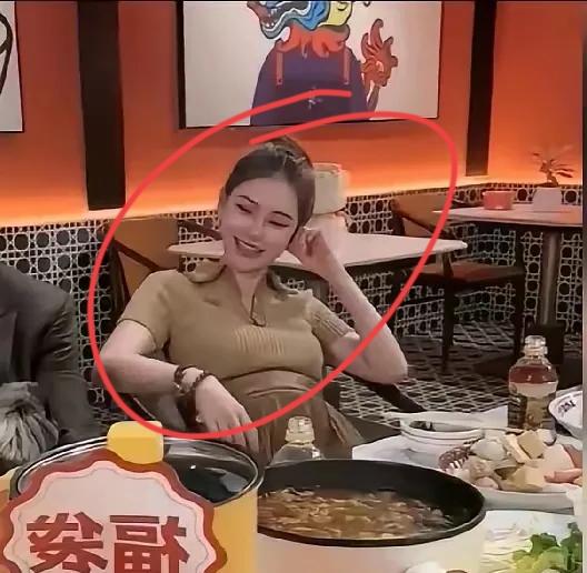 马小梅怀孕，直播时被问到，你生了孩子，会和月儿和林林争家产吗？她回答，我爸的家产