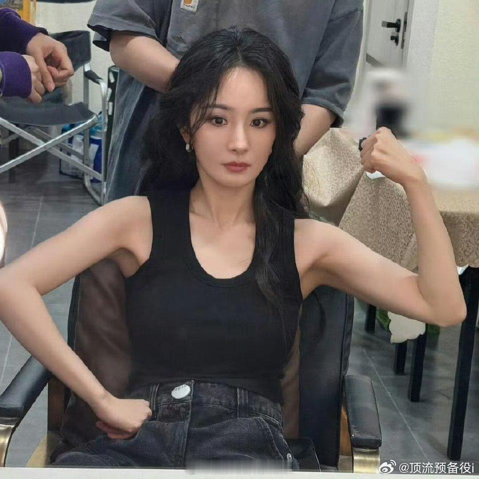 杨幂不知道我的身材很曼妙杨幂惊蛰无声一张剧照又刷屏又出圈了