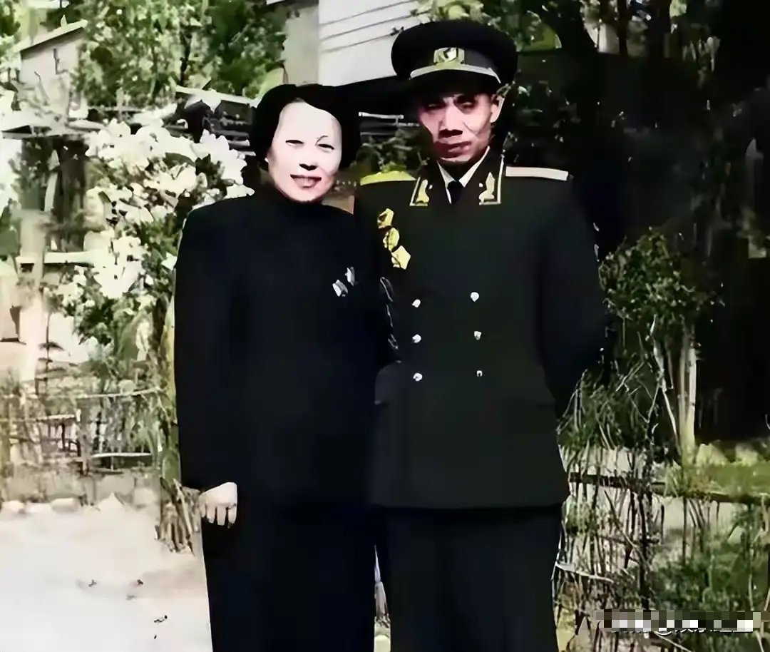 吴信泉夫人有多美？1955年珍贵留影，她31岁端庄大气优雅从容