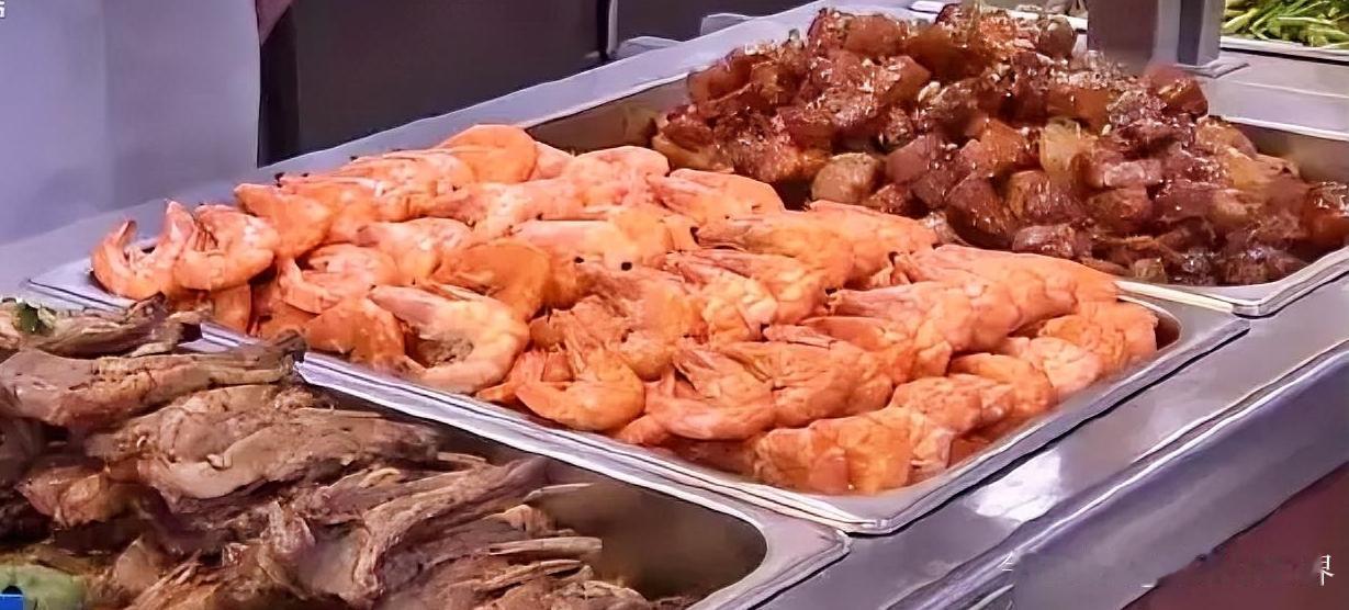 央视曝光的福建舰服役第一餐，那叫一个“硬气”又接地气！2025年11月7日，镜头