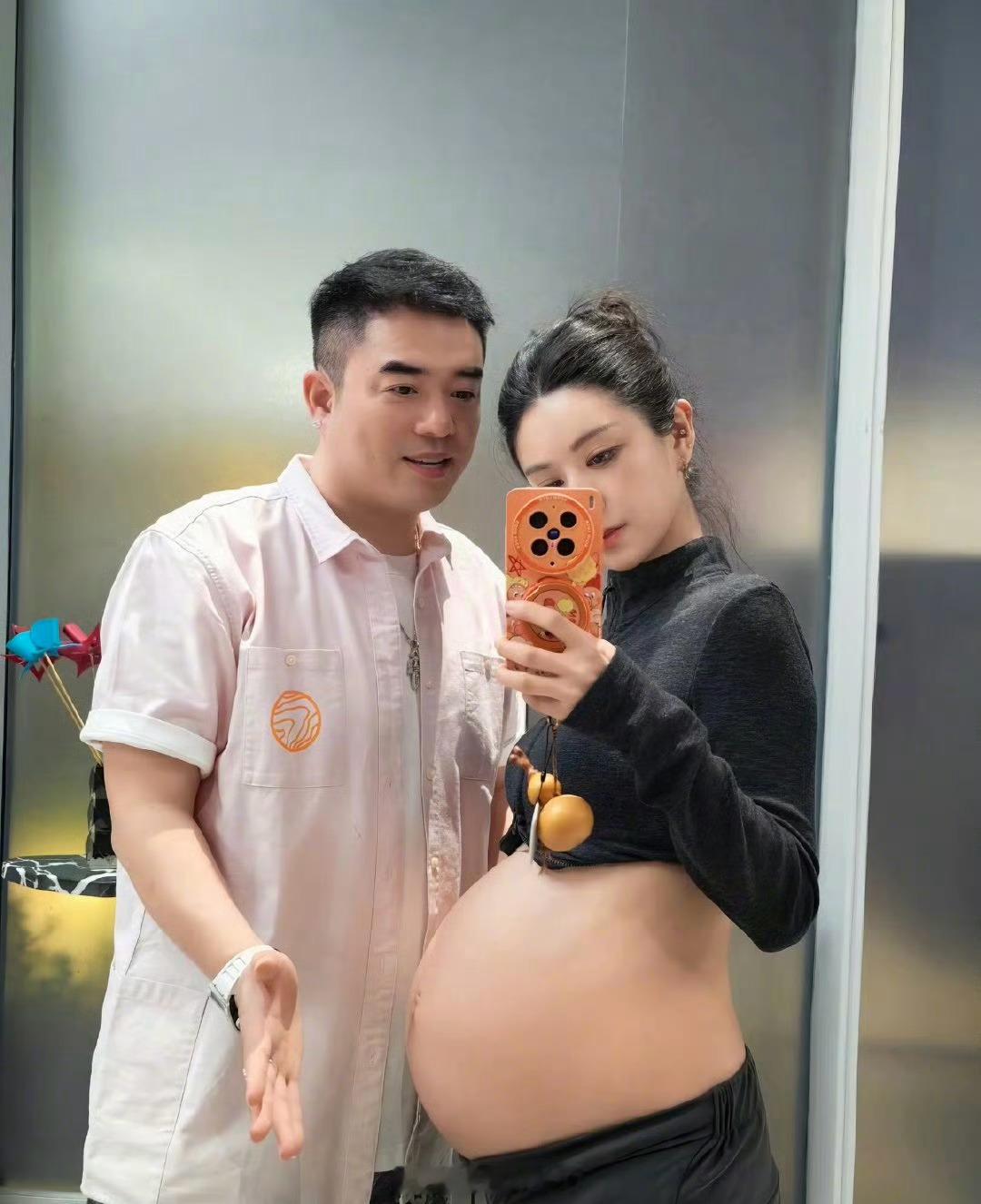 41岁薇娅晒二胎孕肚照