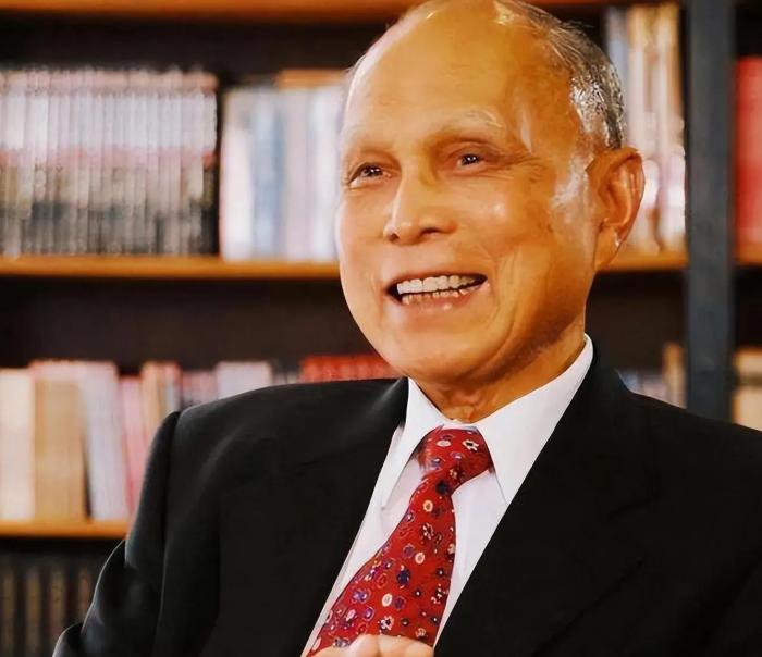 1982年，广州白天鹅宾馆被军方强制要求建立高射炮台，董事长霍英东无奈之下来到北