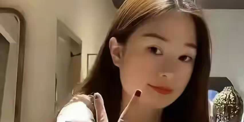 安徽一位女子突发脑溢血不幸成为植物人，婆婆不离不弃照顾她整整1000天。每天为她
