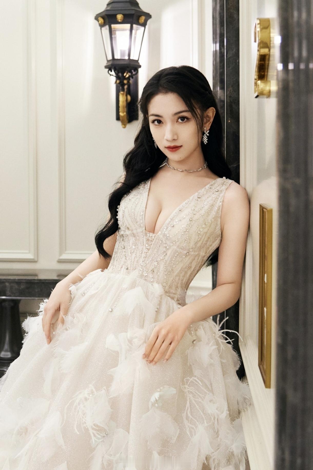 代露娃官宣确认出席2025尖叫之夜期待演员代露娃的新造型