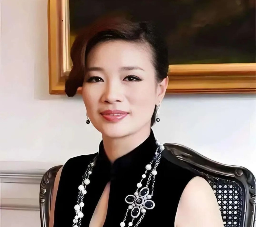 前夫贪污入狱，她转头嫁周立波，还送他200万保时捷？