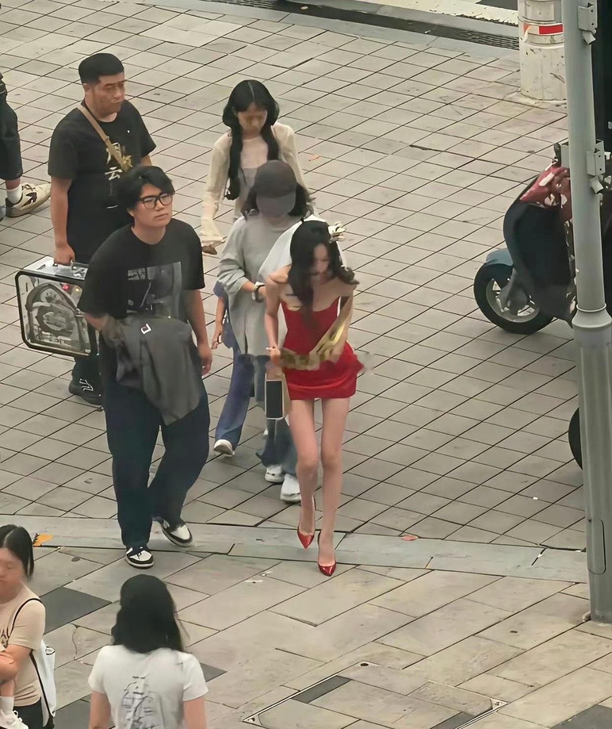 只有瘦到这种程度上镜才能算足够瘦吧！