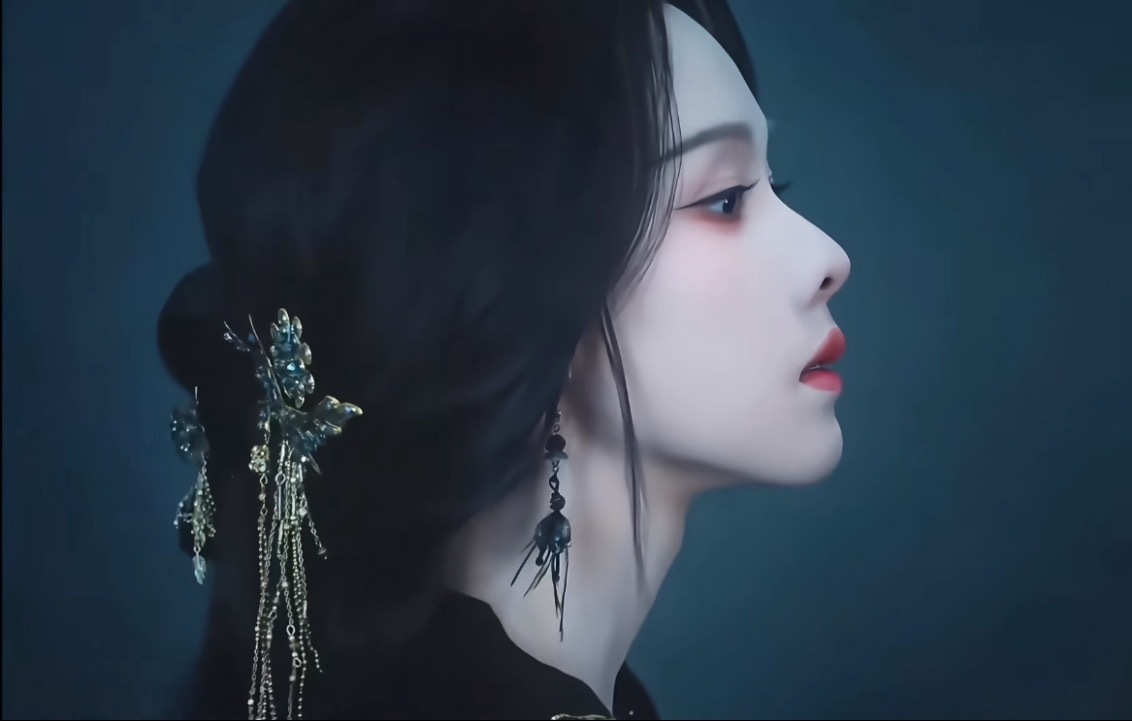陈都灵侧脸线条衔接太妙了…经常能看到评论区说美得像cg和动漫脸…​​