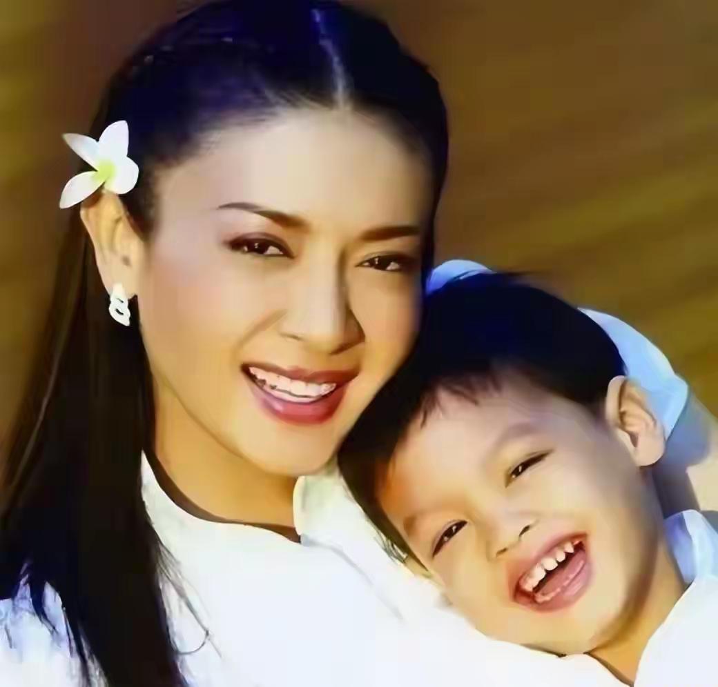 西拉米离开王宫是家族贪腐丑闻、个人形象危机与王室权力整顿共同作用的结果，而非单纯