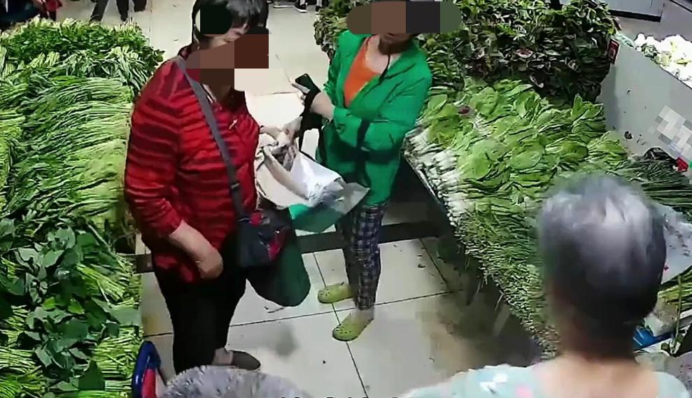 今天我像往常一样到菜市场买菜。快走到熟悉的摊位时，突然听到一阵争吵声。原来是摊主
