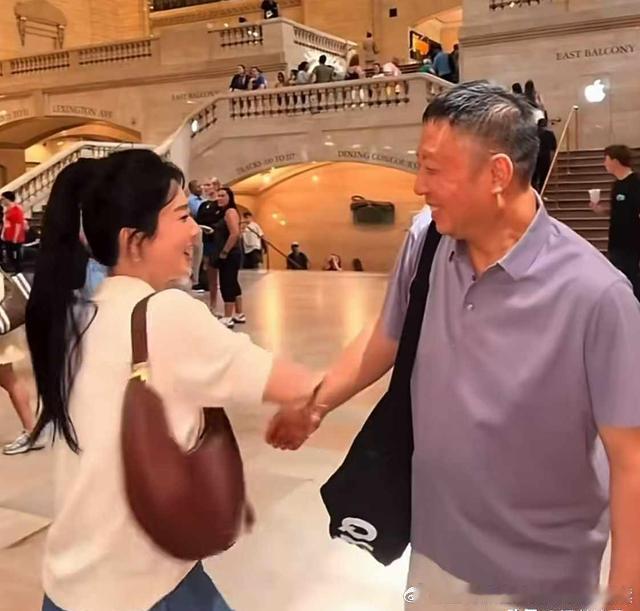 杨紫纽约带父母看球，满屏烟火气的松弛感！