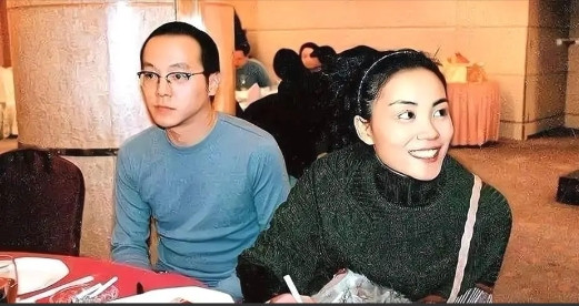2005年一位主持人问窦唯:“当年和王菲结婚，你幸福吗？”窦唯摇摇头:“不幸福，