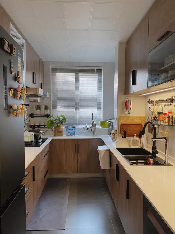 身边好多女主人，没富婆的命，却得了富婆的病。我那个女同学，人家是真隐形富婆，