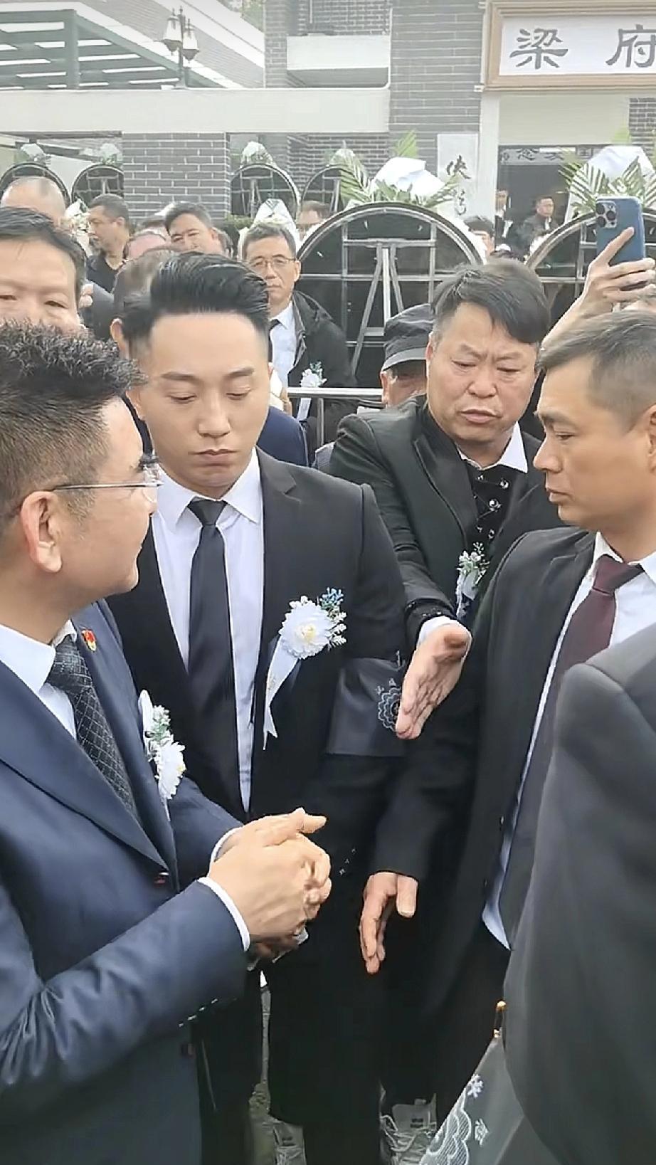 陈光标参加梁小龙的葬礼，这排场，不知道的还以为他是来“砸场子”的！里三层外三层