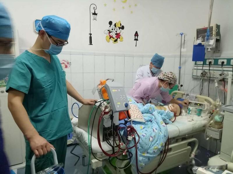 九岁女童手术变植物人今年二月，九岁的瑞瑞因颈部和咽部血管畸形住院治疗在河南