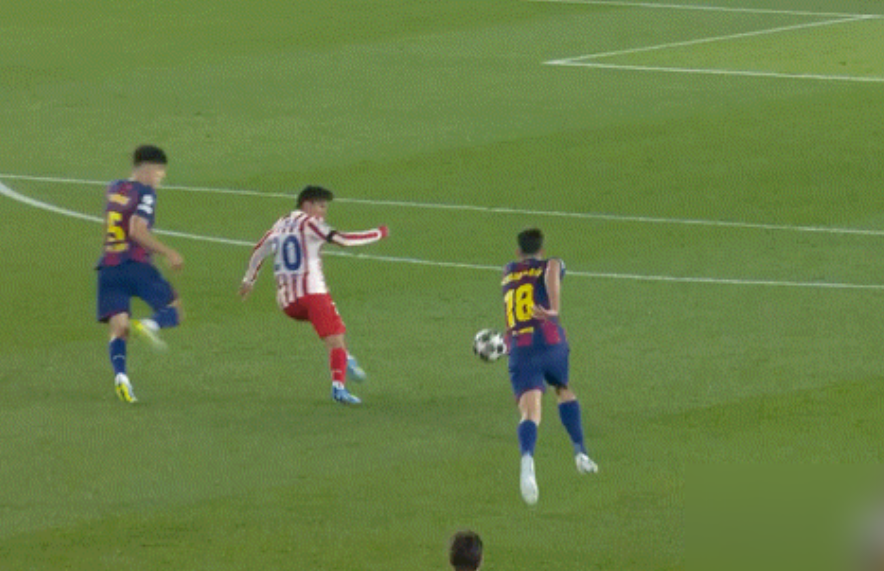 欧冠裁判的“双标”，就差写脸上了。巴萨19岁小将库巴西，背后拉倒单刀的小西蒙