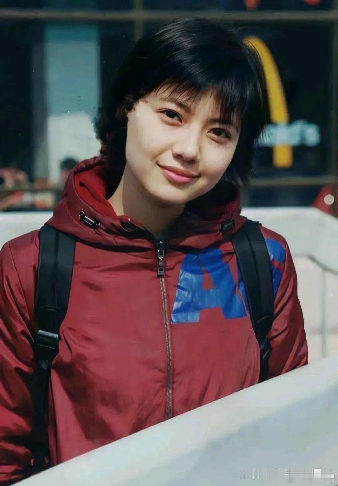 老师说班里最少十多个男生追求高圆圆，学生时期高圆圆这颜值，哪个小男孩不沦陷