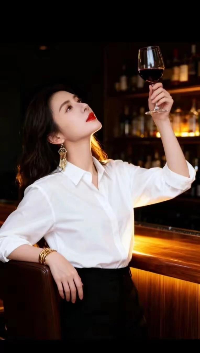 同是红尘过路客，莫笑谁是可怜人，人间不过一杯酒，苦辣酸甜都得闷。