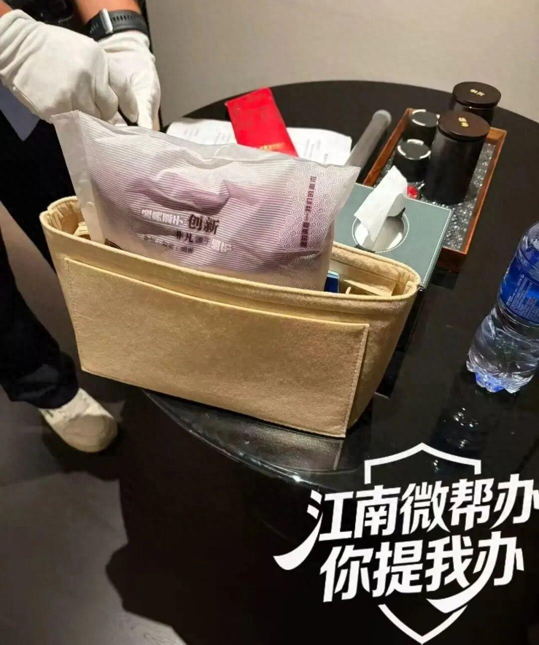 南昌，一游客入住酒店，外出游玩返回后发现钱包里9800元现金少了1200元，调监