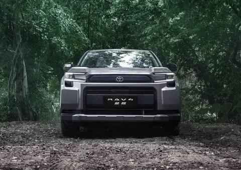 即将交付，售价16.98万元起，全新丰田RAV4荣放来了!内饰进行本土化优化