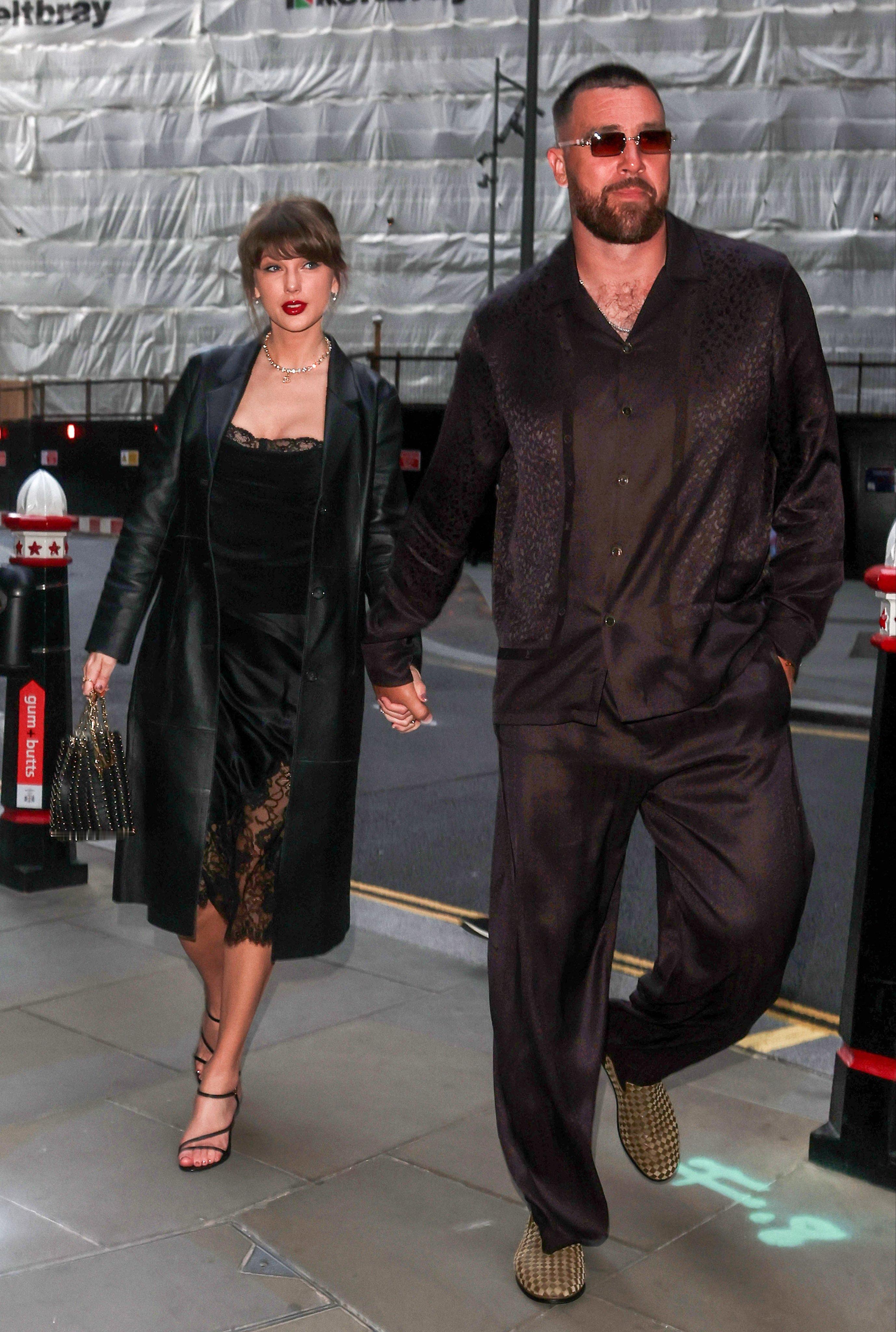 美成这样！霉霉TaylorSwift与未婚夫TravisKelce伦敦外出约
