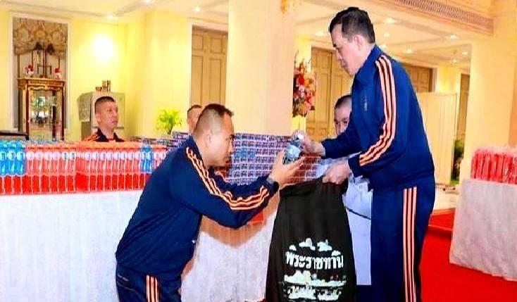 苏提达王后看似地位稳固，时常与玛哈国王甜蜜互动，大秀恩爱。可她从北京返回后先