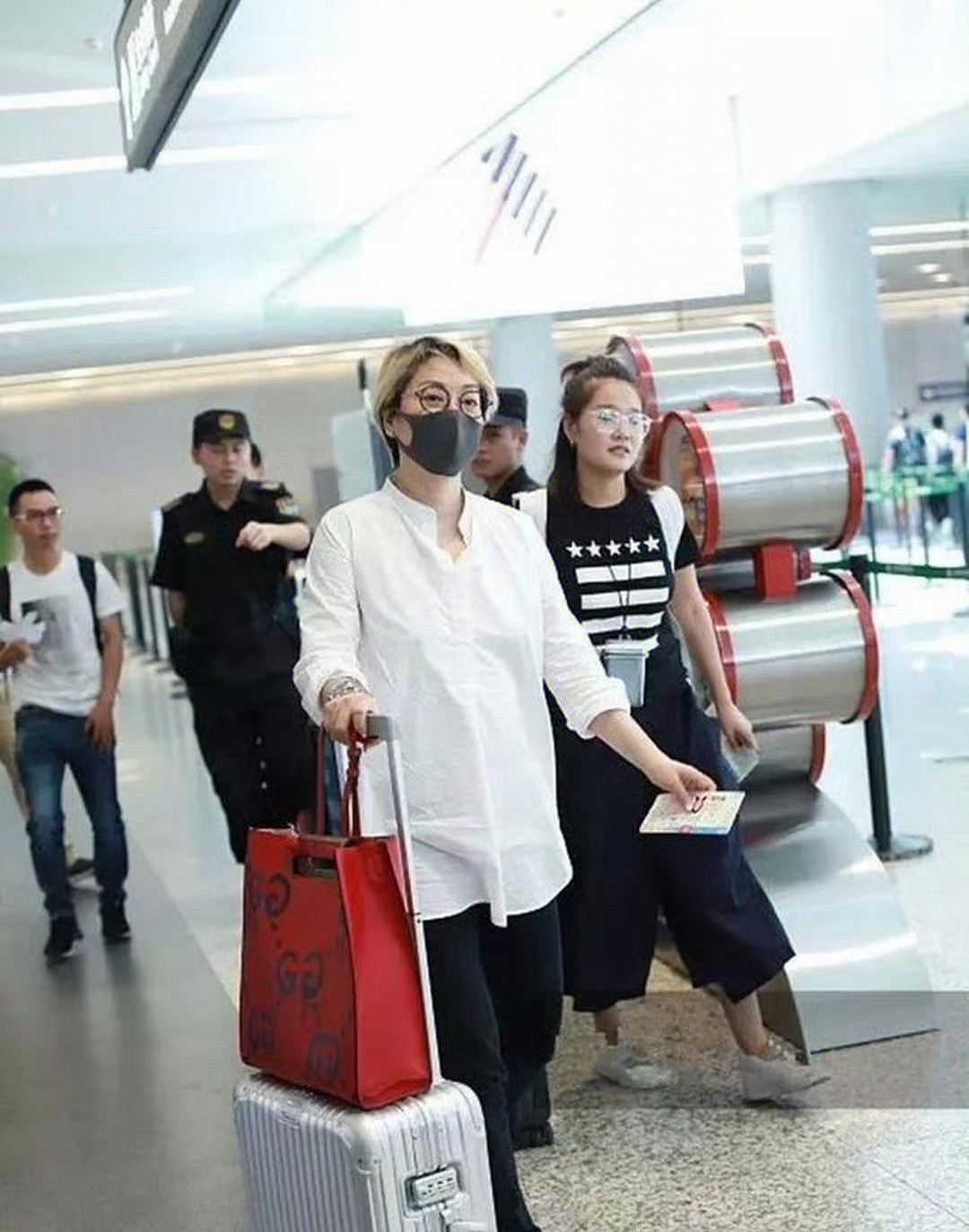 毛阿敏机场被偷拍，白发不染，随随便便一穿，都亮得耀眼。