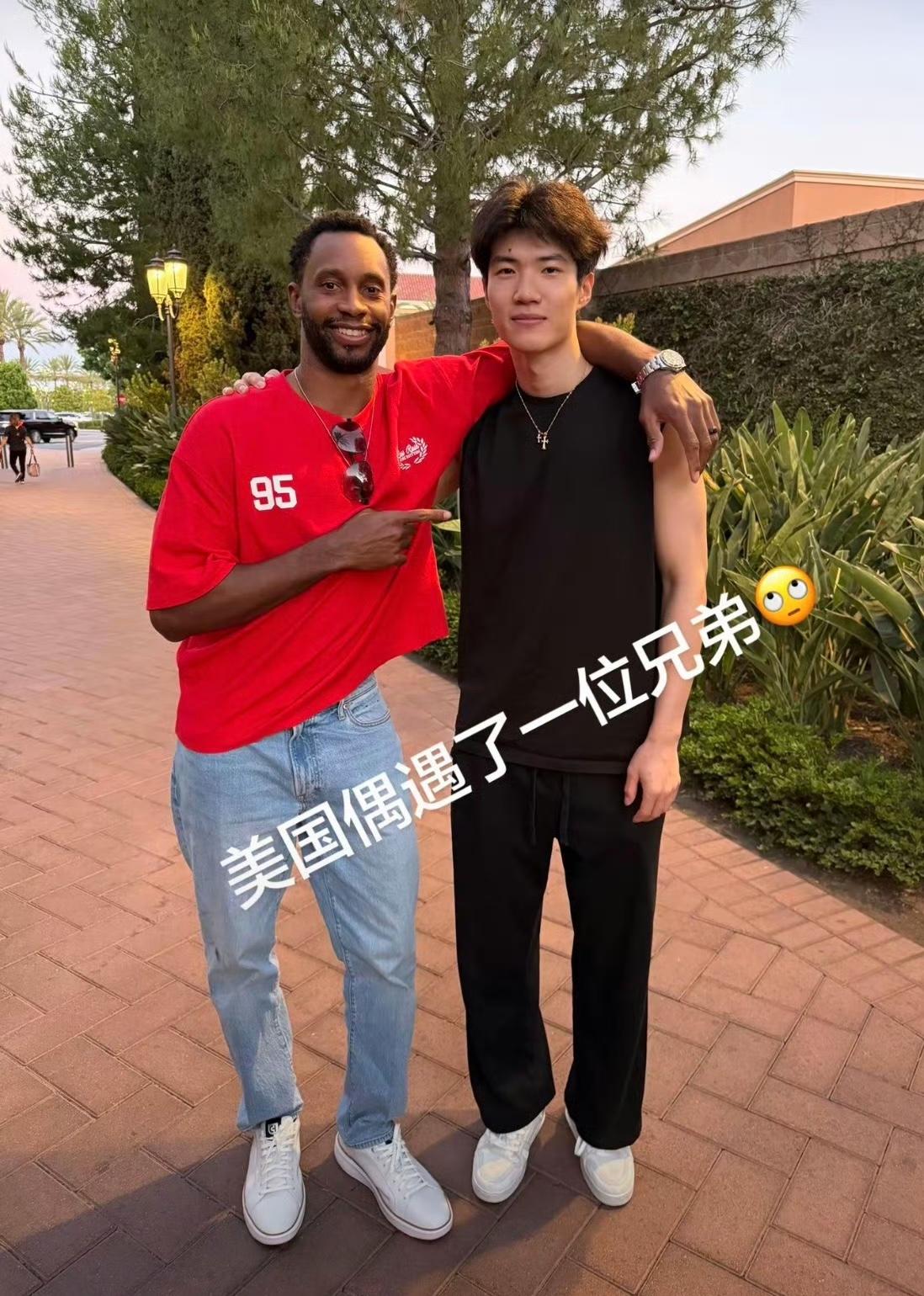 偰李永炜在美和队友弗格相聚，老友相见真是分外开心。6月20日，上海久事男篮队