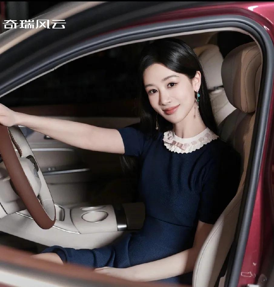 杨紫代言奇瑞，藏蓝礼裙造型美出新高度！家人们，杨紫代言奇瑞汽车的最新宣传照