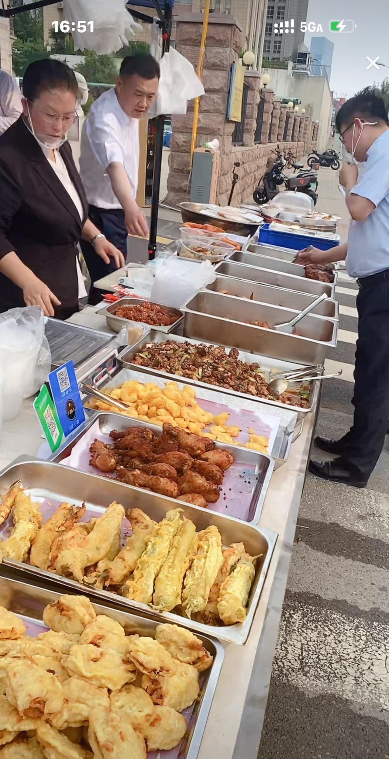 近日，济南的许多高档酒店，纷纷走上街头，摆摊设点，卖起了饮食快餐。想到了内卷，