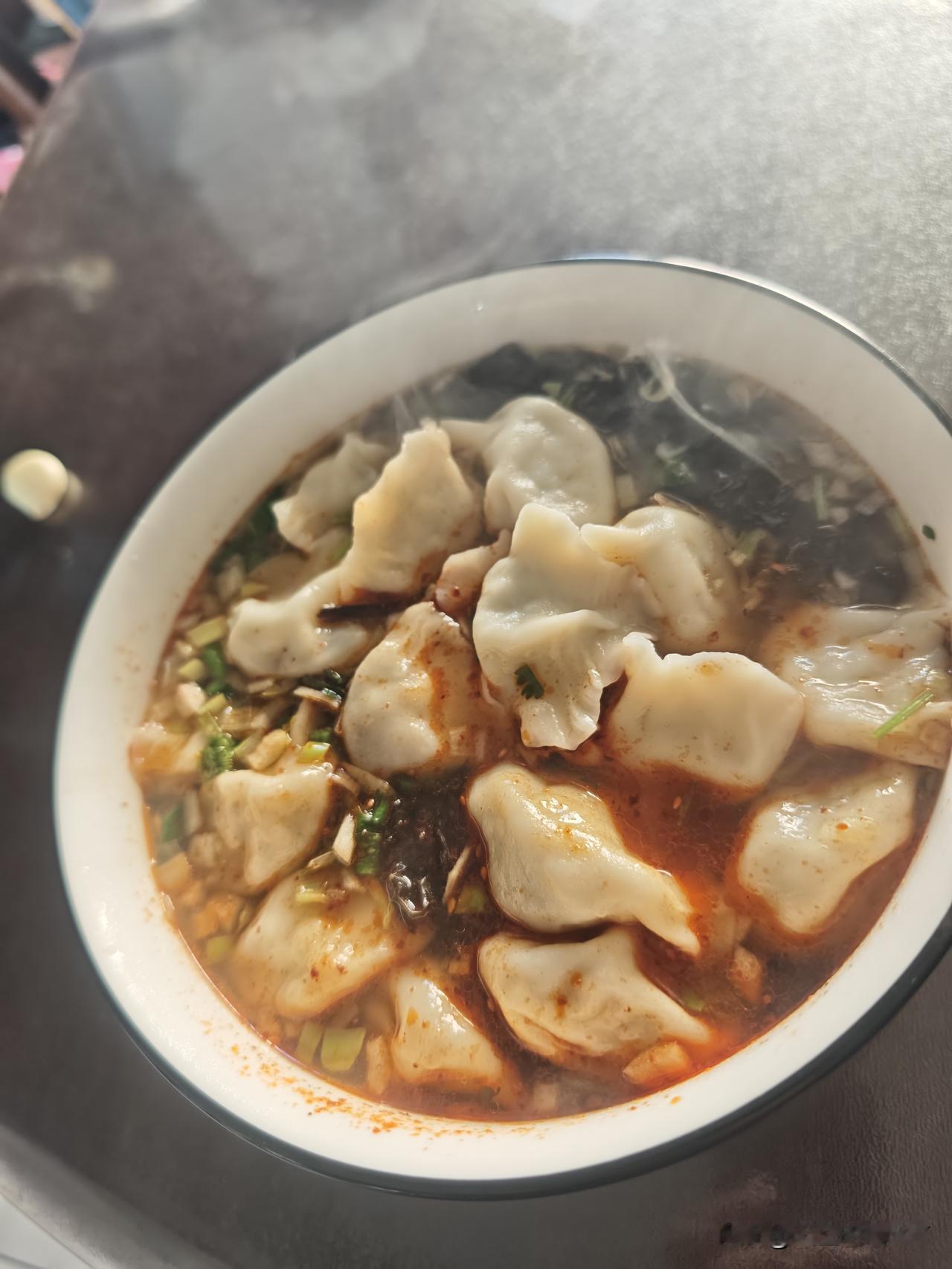 今天星期六，中午饭自己家包饺子。