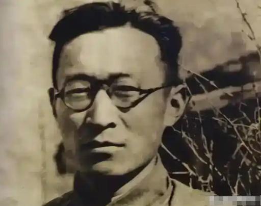 1935年娄山关战役，孔宪权左腿挨了6发机枪子弹，部队留下300块银元托付给财主