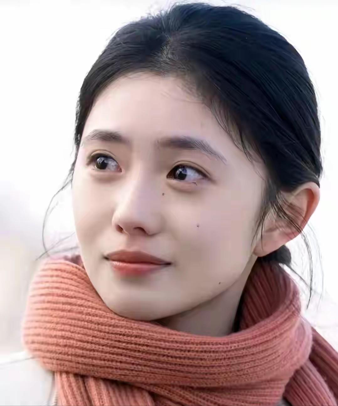 张艺谋一眼看中她，给她大银幕女主的出道机会，让她出演《一秒钟》的女主。张艺谋是她