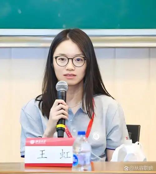 菲尔兹奖刚拿到手，王虹却被网友盯上了：我们到底在祝贺天才，还是审判一个人？王虹拿