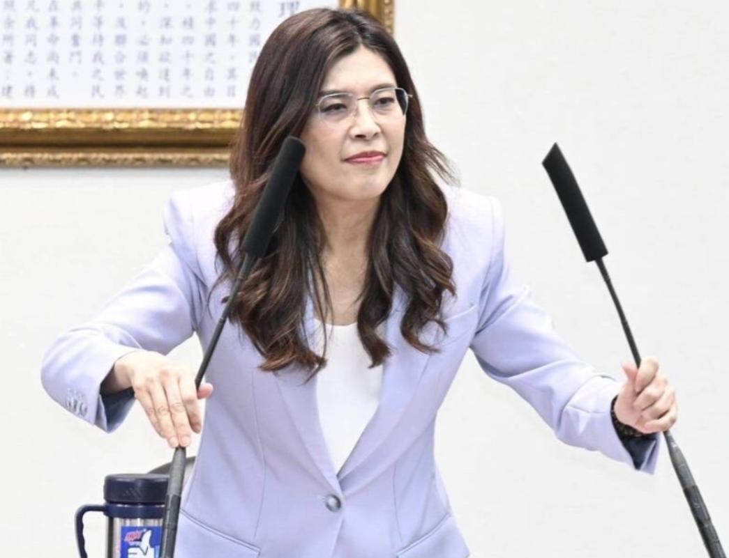 郑丽文这是演都不演了，疯狂露出“独台”本质？日前，郑丽文接受外媒专访时公然叫嚣：