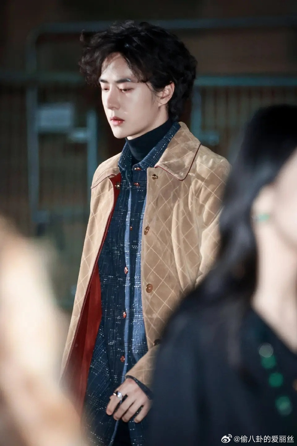 肖战的颁奖图和王一博的随便街拍，真的不相上下，都很帅啊