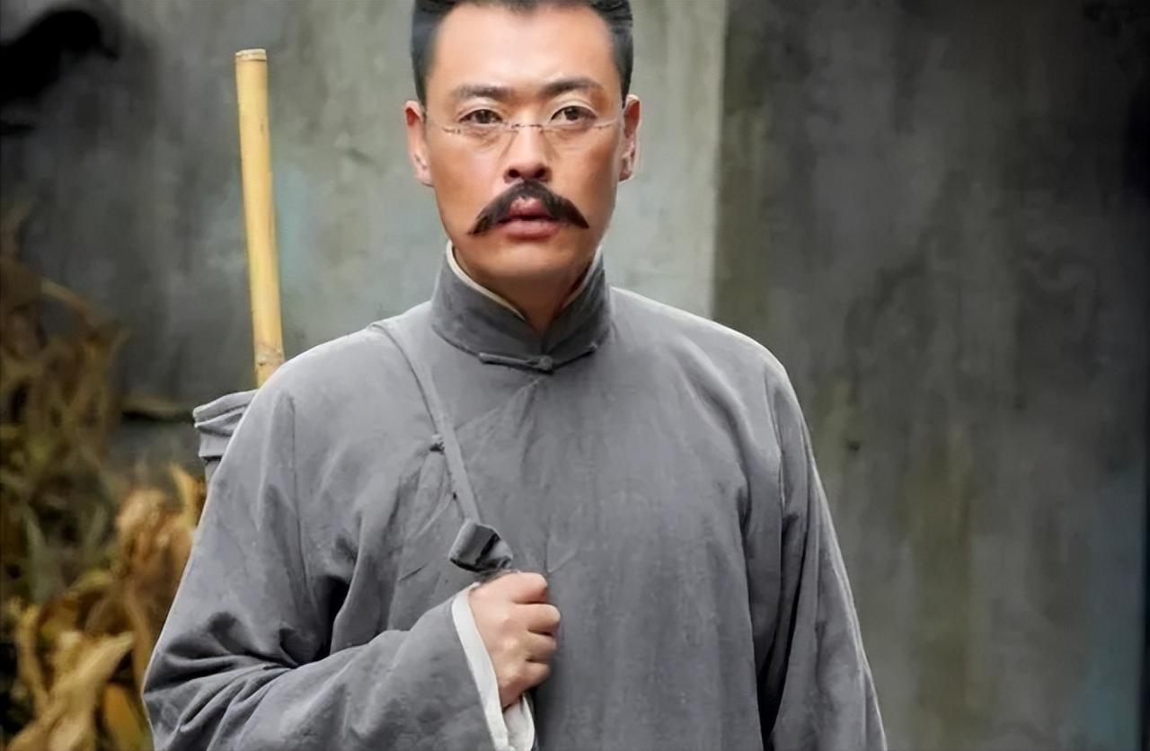 演员李幼斌曾说，拍摄亮剑，张桐扮演我的勤务兵，也就是魏和尚，他年轻，却会抢戏，想