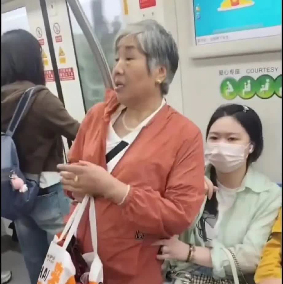 在公交车上遇到这样的老太太，你会如何应对呢？是老人变坏了，还是坏人变老了？年轻人