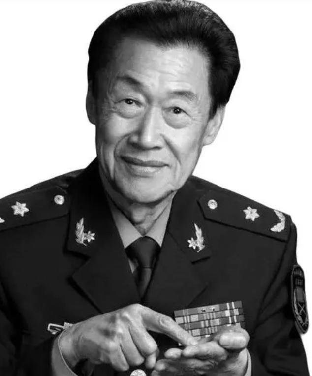 2003年，杨利伟乘坐神5首次飞入太空。有人立刻跑到钱学森家里。谁知，钱老却问：