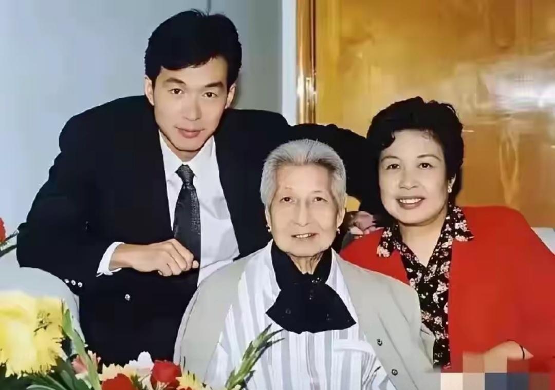 老红军曾志与女儿陶斯亮，西装革履帅气洒脱的是她的外孙，她还有一个一辈子务农的儿子