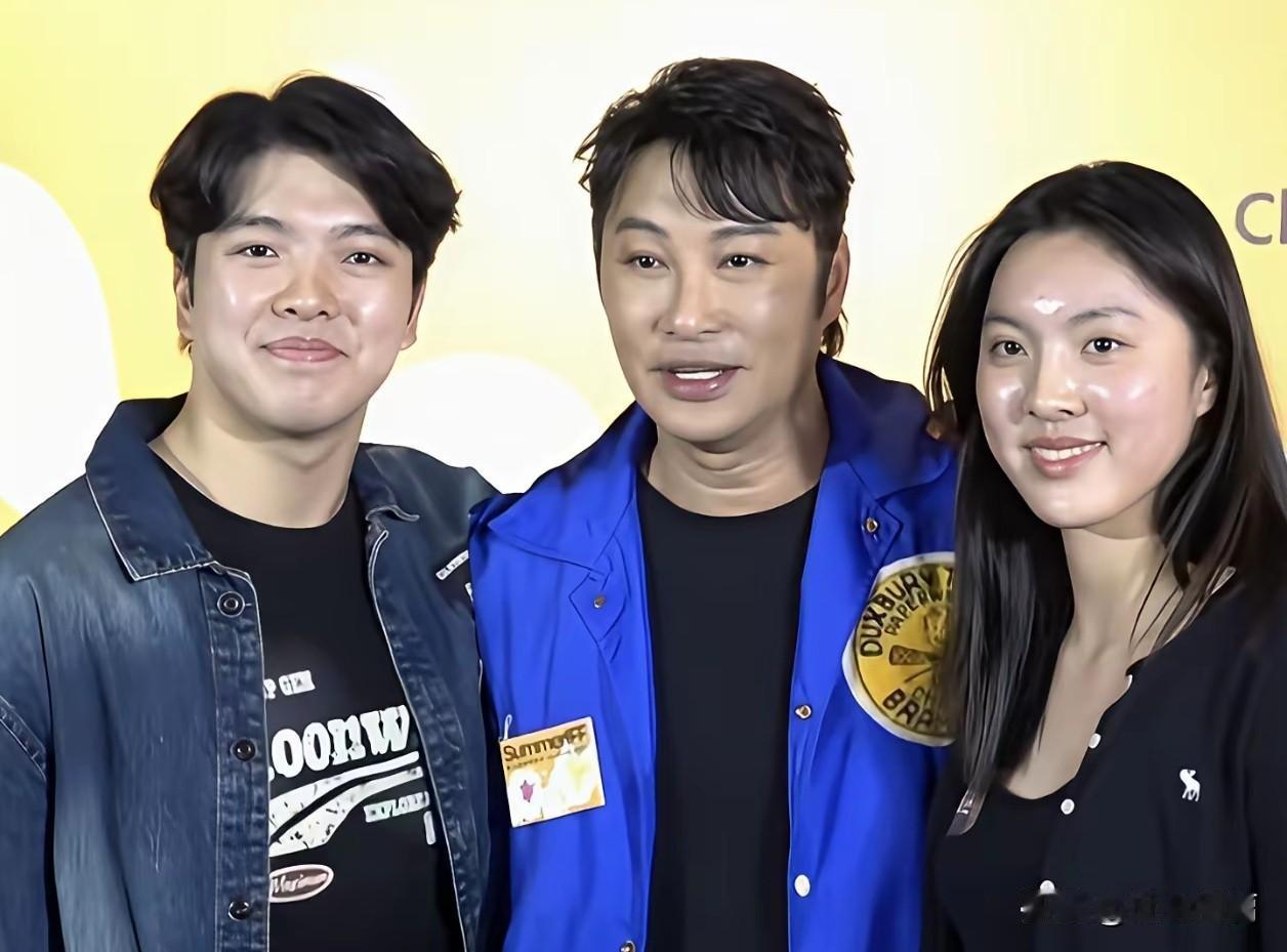 香港演员谭耀文，和他一对儿女，儿子谭皓哲，女儿谭津如。谭耀文2003年和圈
