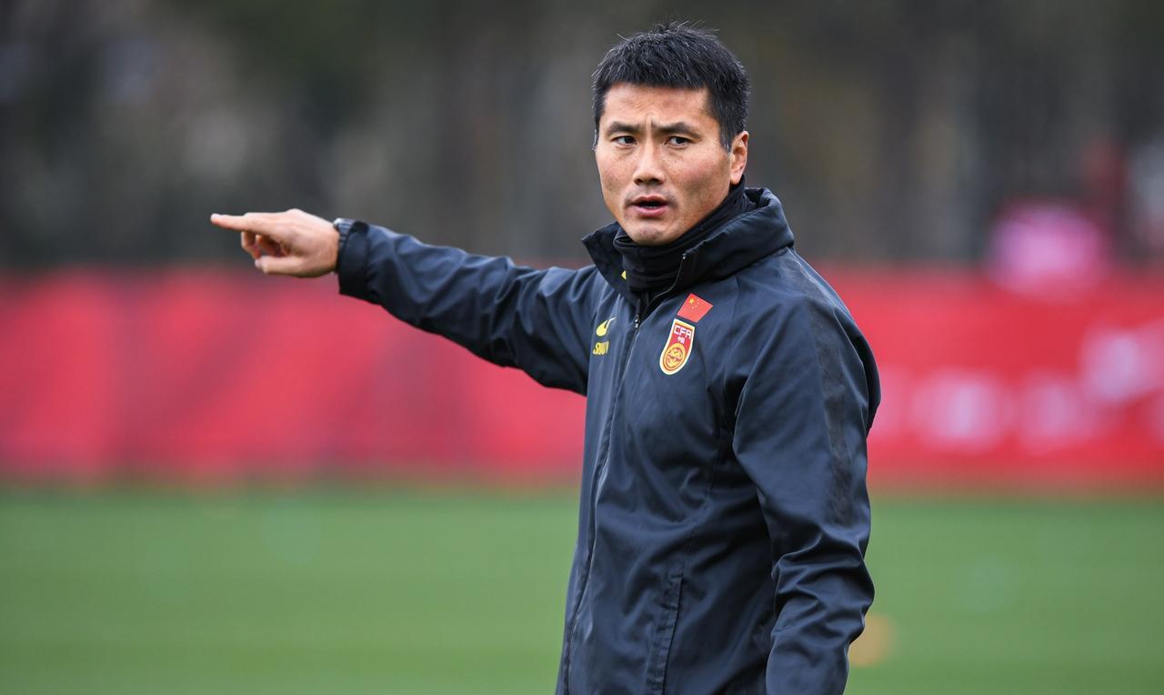 哎！邵佳一还是趟了国足的浑水！1、国足不选洋帅，透露了两个明显的信号，一个，完全