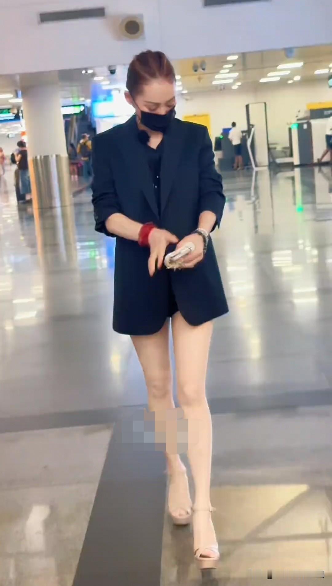 这就是又白又美的大长腿，每一步都踩在我的心巴上[呲牙笑][呲牙笑][呲牙笑]这样的，就