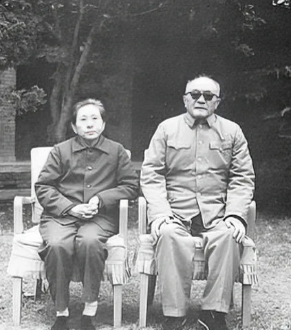 1941年，39岁的黄克诚迎娶23岁的女大学生唐棣华，没曾想，新婚之夜，黄克诚就