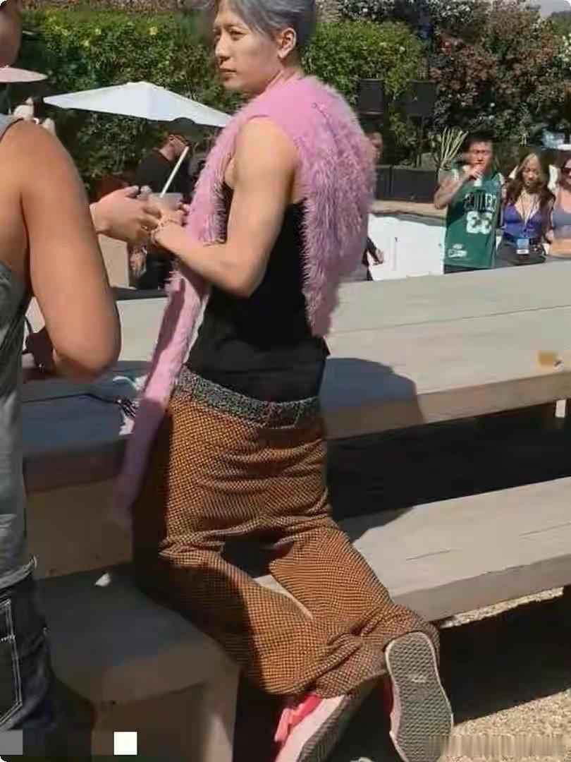王嘉尔这身穿搭咋看着像比伯风格，是跟比伯学的？他这搭配挺有范儿，和比伯某些造型还
