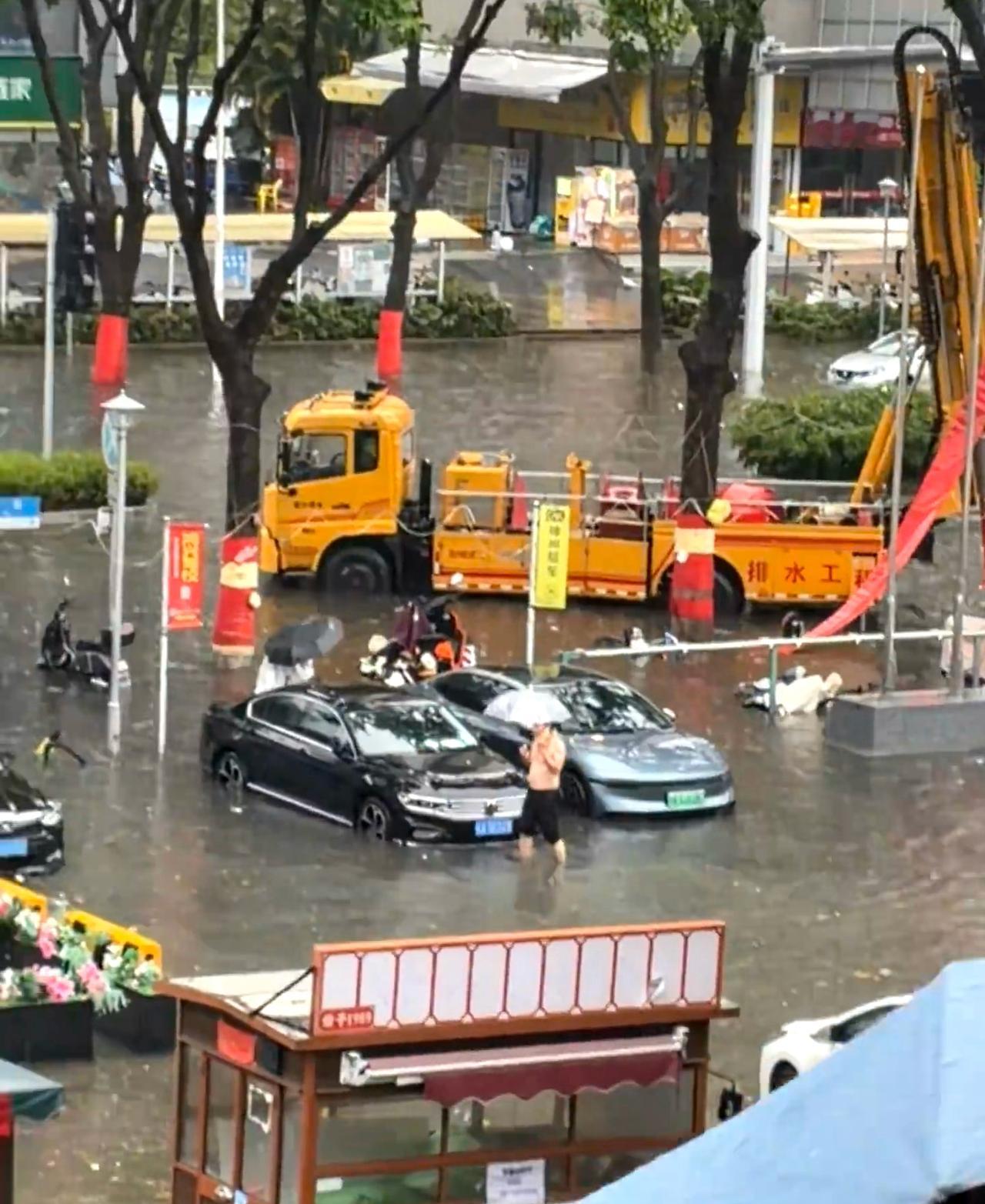 广州的早晨由水浸开始，水上广州水上广州，大家快来旅游体验阀船出门，额哈哈！大