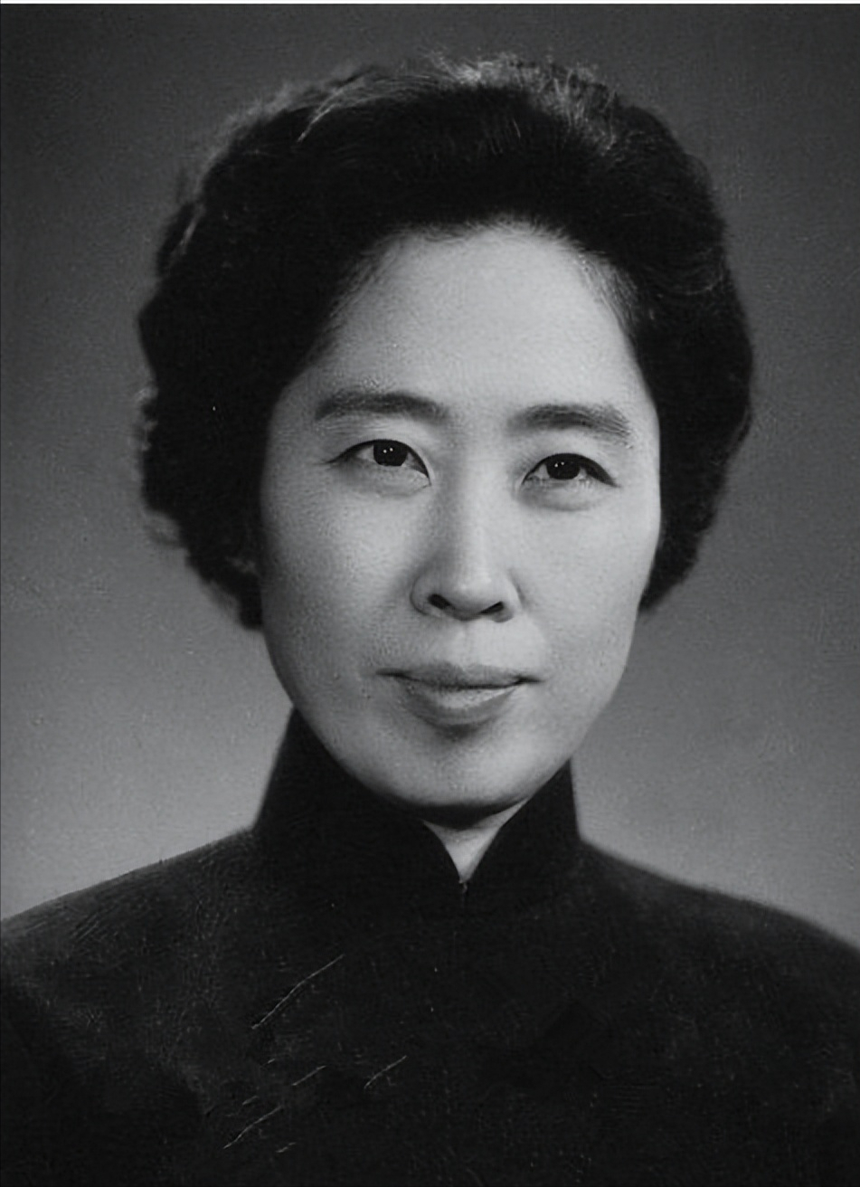 王光美因病去世，临终前，她突然向女儿刘亭抱拳作揖，虚弱地说：“女儿，拜托了！”女